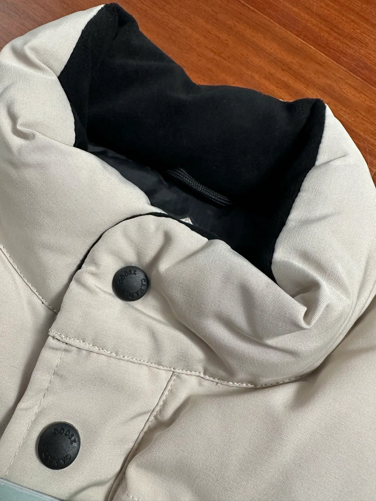 P520 Canada Goose down vest, dark gray and versatile, warm and stylish, easily adaptable to many styles, great for layering in autumn and winter~ There is only one protagonist in autumn and winter every year, and that is the goose. Any other category is a supporting role. Super stylish, simple and versatile, a must-buy item in autumn and winter. This excellent down vest can be freely layered with various clothes, it can be worn with T-shirts, sweaters, sweaters, and thin cotton, and it is made of wear-resistant fabric without being pretentious! Color: black, gray, white Size: XS, S, M, L, XL, XXL